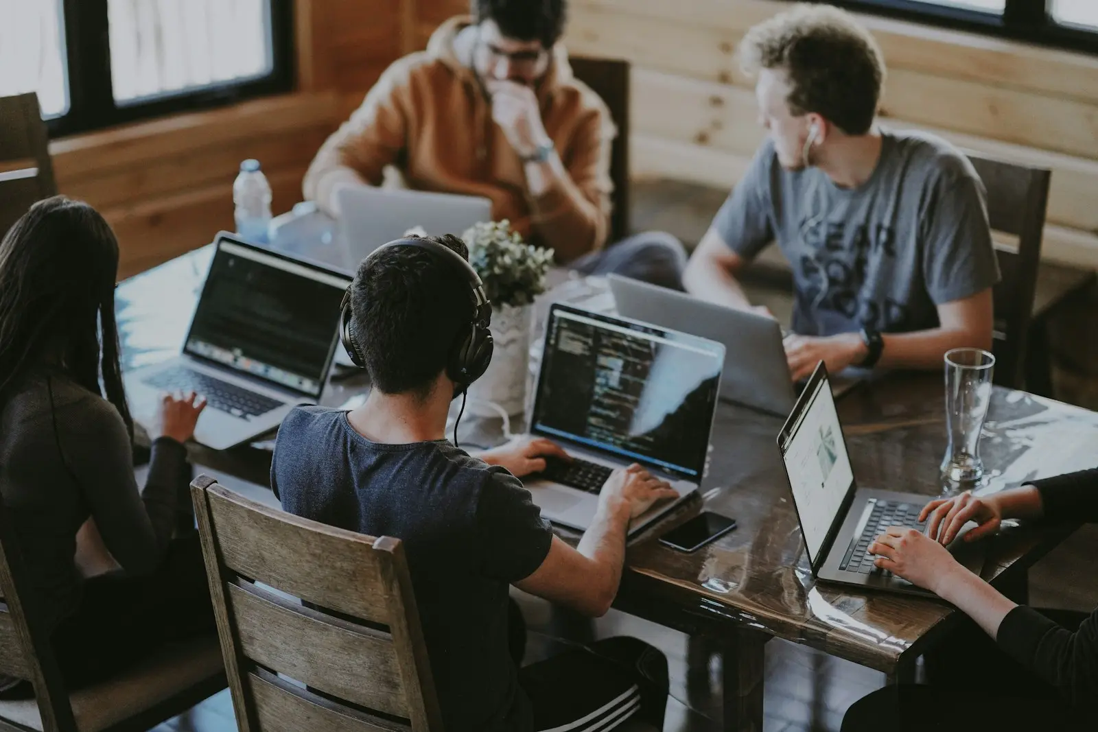 Equipo de NEXORA colaborando en una oficina moderna